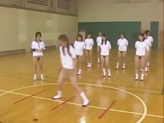 Japonské tínedžeri traning bez trička v the posilňovňa