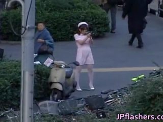 Nezbedný asijské dívka je čurající v veřejné