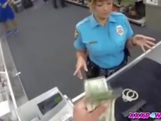 Policewoman ja tema firearm