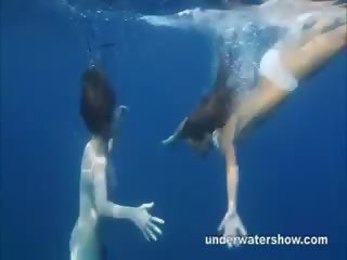 Nastya i masha są pływanie nagie w the morze