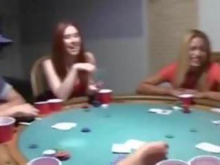 Młody nastolatki pieprzenie na poker noc