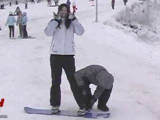 Aziāti pāris trakas snowboarding un seksuāls adventures video