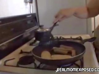 Milf sexy cooking zeit!