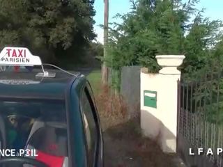 Cette mamuśka francaise pl bielizna se fait ramoner le cul par le taximan