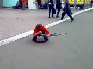 П’яна російська леді пісяти в вулиці