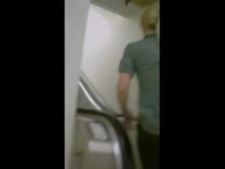 Seksual göt on an escalator in yoga pants