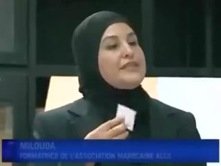 Arabo ragazza mette preservativo da bocca