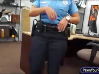 Latina polícia oficial fodido por penhor cara em o sala de arrumos