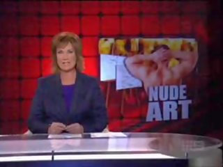 服を着た女性裸の男性 から テレビ かもしれない 09 ヌード アート ニュース ストーリー