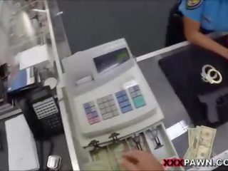 Pechugona latina poli consigue clavado para dinero