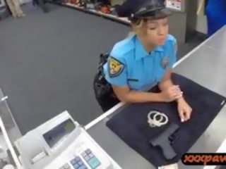 גברת משטרה קצין מקבל שלה כוס מזוין על ידי pawnkeeper