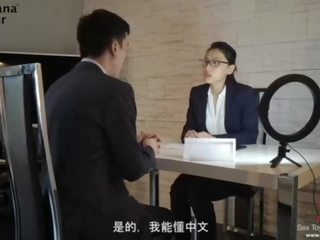 Attractive ruskeaverikkö vietellä naida hänen aasialaiset interviewer - bananafever