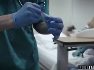 I pastër tabu perv mjekësore practitioner jep adoleshent i durueshëm vaginë provim