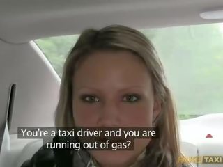 Горещ блондинки подмамени от а такси шофьор