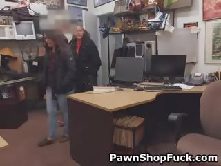 Boutique lifting brunette défoncer sur bureau en pawn boutique bureau