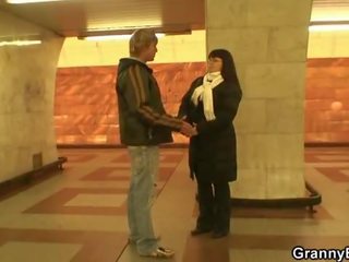Kaveri poimii ylös povekas läkkäämpi nainen sisään metro