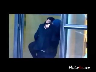 Hijabia õpetaja tabatud suudlemine poolt spioonikaamera