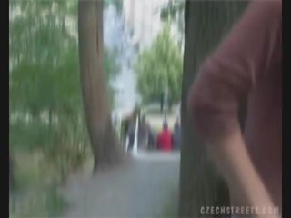 Tjeckiska flicka sugande kuk på den gata för pengar