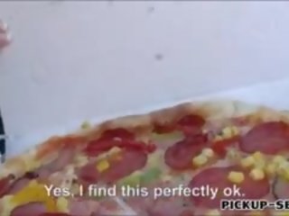 Pizza livraison fille liliane baisée avec son client