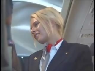 Flight attendant onder het rokje 3