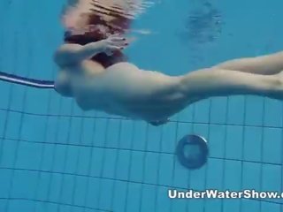 Redheaded cutie pływanie nagie w the basen