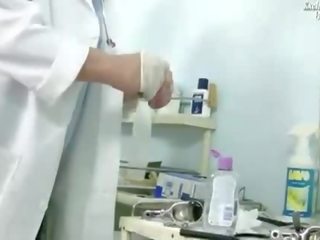 Iškrypęs daktaras examining jo pacientas