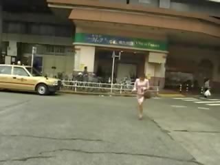 Japoniškas miela gauna kūnas toyed į mašina