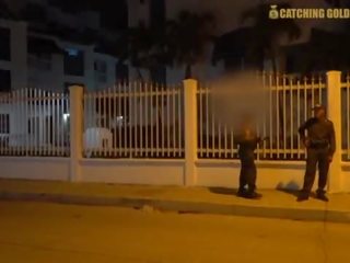 Omg stor röv colombianska polis officer blir körd av en främling
