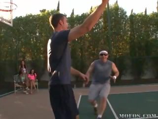 異人種間の セックス で バスケットボール 裁判所 ビデオ