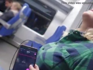 Remote controle mijn orgasme in de trein