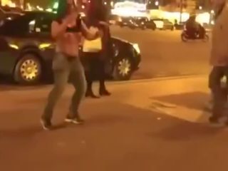 Részeg lány szalagok -ban a utcán