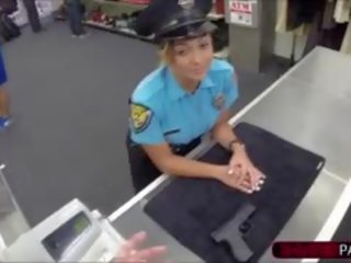 Seksikäs poliisi saa perseestä mukaan myymälä omistaja
