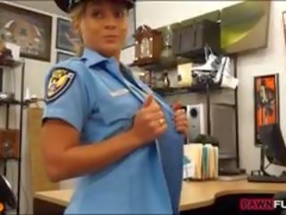 Policija uradnik dobi stavke s pawn moški pri na pawnshop