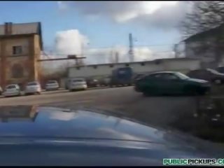 Sexy blond tchèque salope baisée en une voiture