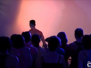 Orang peranchis amatur kanak-kanak perempuan meraba oleh lelaki penari telanjang onstage
