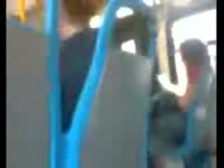 Questo tipo è pazzo a strappo spento in il autobus
