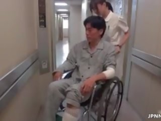 Sexy aziatisch verpleegster gaat gek