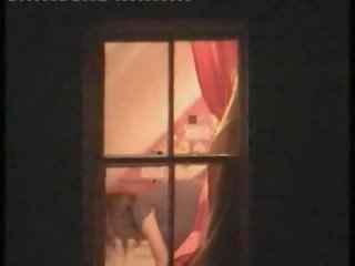 E lezetshme model i kapuri lakuriq në të saj dhomë nga një dritare peeper