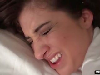 Gira babá experiencing dela primeiro doloroso anal estrondo