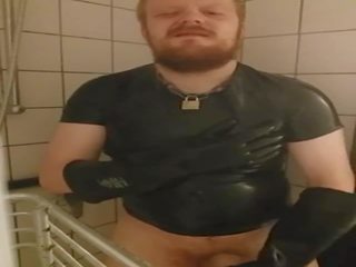 Rubbercub wanking in shower