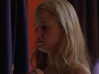 Mena Suvari nude - American Beauty - 1999