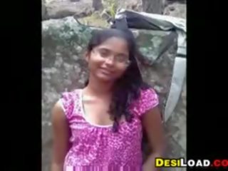 Nerdy indický dívka vyprštěná a olízl