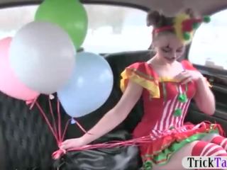 Mädel im clown kostüm gefickt von die treiber für kostenlos fare