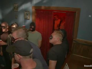 Captured pinn är varelse begagnade i en bar fullständig av kåta maskerad män