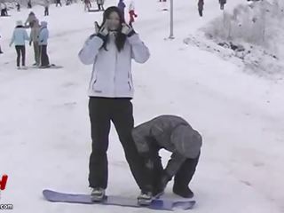 Warga asia pasangan gila snowboarding dan seksual adventures video