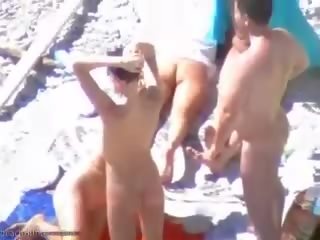 Mandi matahari pantai sluts mempunyai beberapa remaja kumpulan seks menyeronokkan