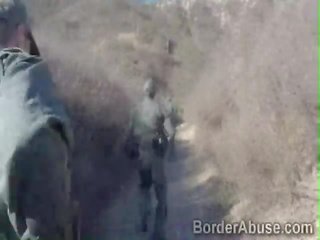 Simpatiska brunetes vāvere pounded līdz border policija virsnieks