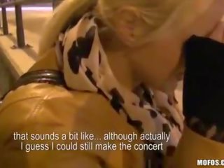 Amatérske blondýna zaplatil peniaze pre anál sex v verejnosť