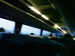 Мой съпруга мастурбира на а публичен автобус видео