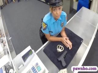 Velký prdel policejní důstojník vyztužený kosticemi podle pawn brankář na the pawnshop